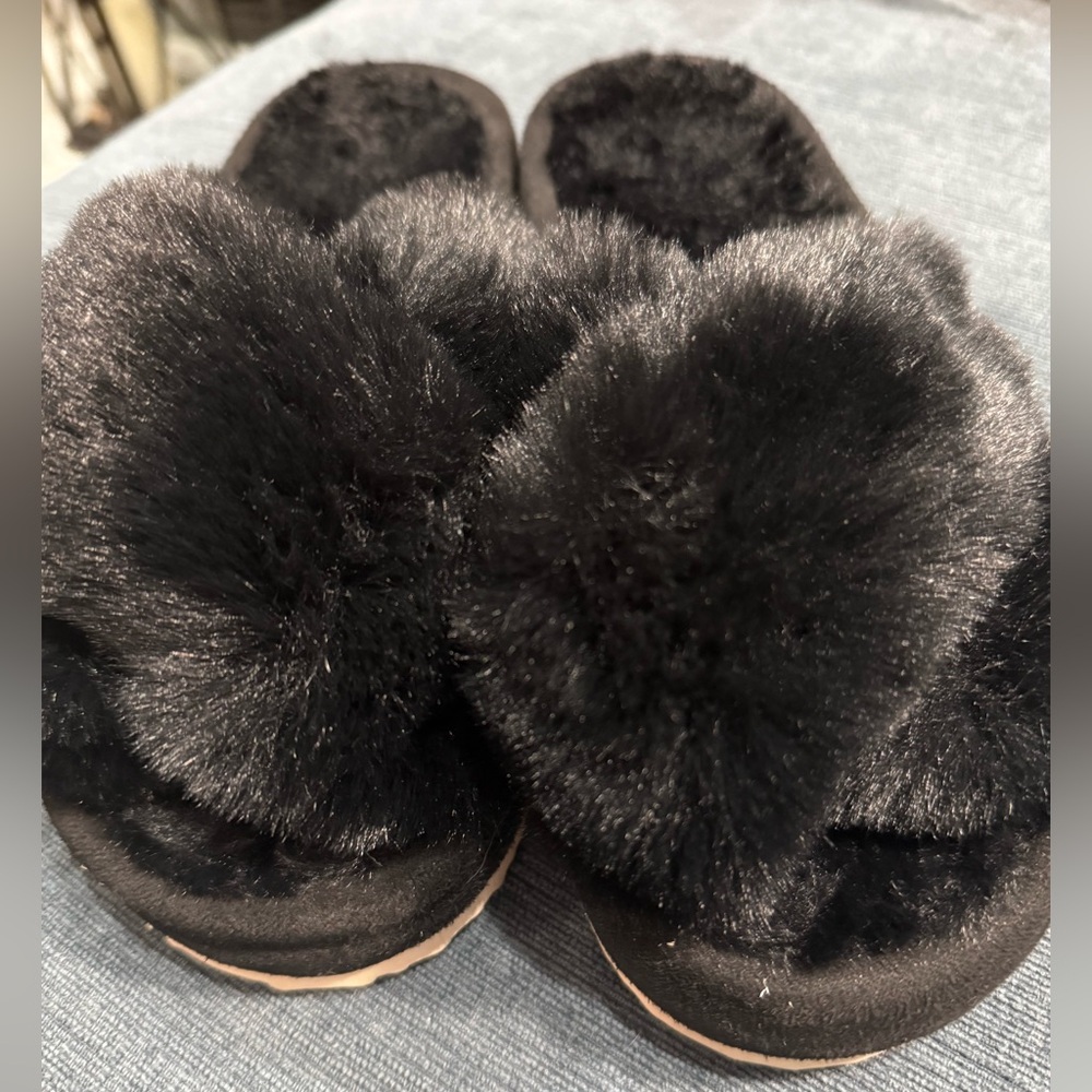 NWOT Black Faux Fur Women's Slippers